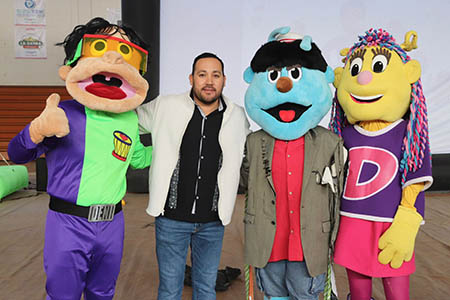 Estudiantes de Casas Grandes disfrutaron la obra Deni y sus Amigos, un proyecto de la CEDH que enseña valores y derechos a través del teatro infantil en el gimnasio municipal.