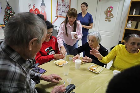 Autoridades municipales realizaron una posada con adultos mayores en el asilo Amigo Omar, reforzando la cercanía social y el compromiso con los sectores vulnerables.