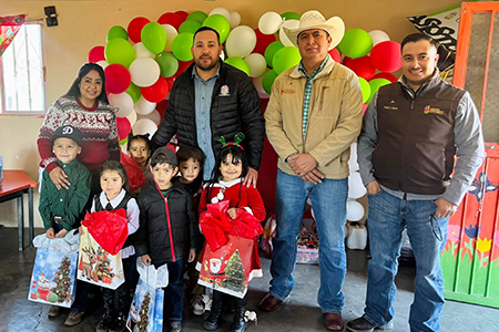 El presidente municipal Roberto Lucero entregó regalos a niños de kínder durante una posada navideña en la Colonia Cuauhtémoc, en Casas Grandes.