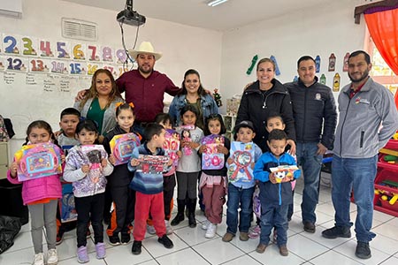 El alcalde Roberto Lucero entregó juguetes y dulces a niñas y niños de escuelas de Casas Grandes como parte de las acciones decembrinas del municipio.