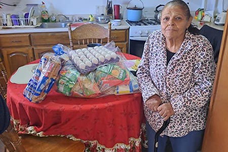 El Sindicato de la CFE en Casas Grandes realizó una nueva entrega de despensas en Nuevo Casas Grandes, con apoyo económico de ciudadanos de Estados Unidos para beneficiar a familias vulnerables en esta temporada.