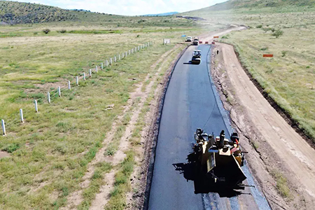 Autoridades supervisaron las obras de la carretera Bavispe Janos, un proyecto clave para mejorar la conectividad entre Chihuahua y Sonora y detonar el desarrollo regional.