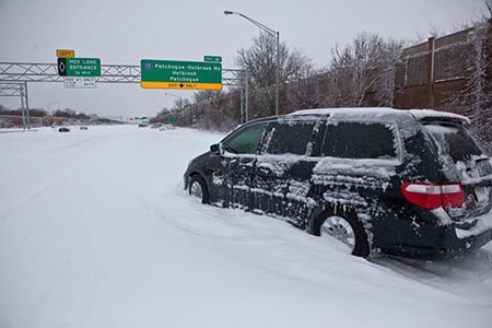 Una fuerte tormenta invernal provocó cancelaciones de vuelos, nevadas históricas en Nueva York y al menos cuatro muertes en Estados Unidos.
