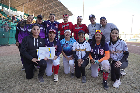 El softbol femenil brilló en Nuevo Casas Grandes con dos partidos de exhibición entre la UACJ, el campus local y un selectivo de la Liga Municipal. Jornada llena de talento y convivencia deportiva.