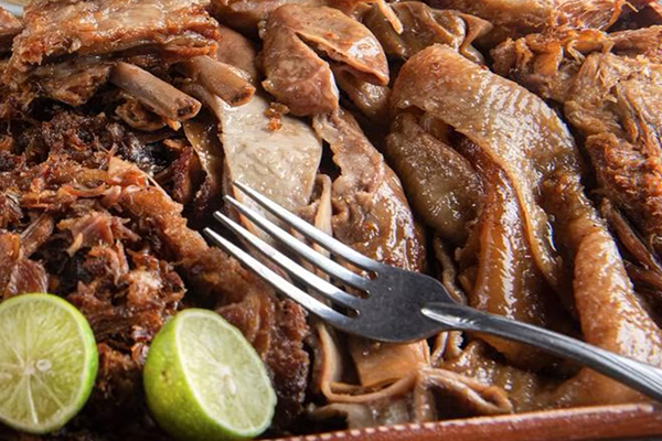 Las carnitas estilo Michoacán son Patrimonio de la Humanidad. Conoce por qué su técnica de confitado es única y cómo reconocer el sabor original. ¡Lee la guía aquí!