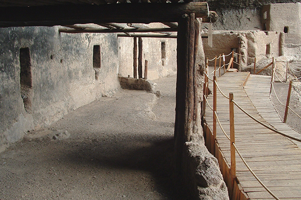 Descubre el misterio de Las 40 Casas en Chihuahua. Un viaje al pasado entre acantilados y cuevas milenarias. ¡No te pierdas los detalles de este sitio arqueológico único!