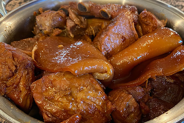 ¿Cuál es el secreto del color dorado de las carnitas estilo Michoacán? Te explicamos la técnica ancestral y los ingredientes que hacen este milagro gastronómico.