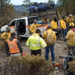 Personal militar del 35 Batallón de Infantería y brigadistas combaten un incendio en la sierra de Casas Grandes, Chihuahua.
