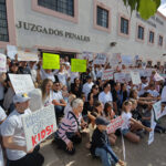 Comunidad de LeBaron protesta por ausencia de presunto abusador sexual en juzgado. Exigen justicia y alto a la pedofilia en Nuevo Casas Grandes.