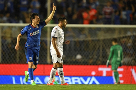 Emocionante empate entre Cruz Azul y Pumas en la Liga MX, donde Cruz Azul asegura su pase a las semifinales en un partido lleno de drama y tensión