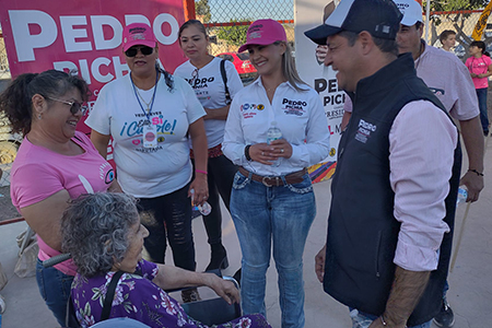 Pedro Pichia, candidato a la alcaldía, organiza una verbena popular en el Parque Gardenia de la Colonia Ladrilleras, ofreciendo servicios médicos, recreativos y entretenimiento gratuito para la comunidad.