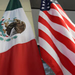 El presidente de México, Andrés Manuel López Obrador, celebra el programa de regularización migratoria que anunciará Joe Biden, beneficiando a más de medio millón de migrantes en Estados Unidos. AMLO destaca la importancia de esta medida para las familias mexicanas y los jóvenes estudiantes.