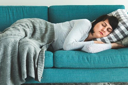 Tomar una siesta corta durante el día puede mejorar significativamente tu energía, estado de alerta y rendimiento diario, según estudios de la Clínica Mayo.