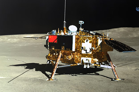 Imagen del alunizaje de la sonda china en la Luna, destacando la misión histórica de recolectar muestras de la cara oculta lunar.