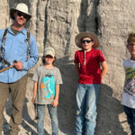 Los hermanos Liam y Jessin Fisher junto a su primo Kaiden Madsen, quienes descubrieron el raro fósil de un Tiranosaurio adolescente en Dakota del Norte.