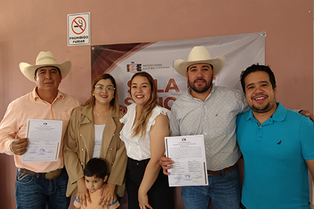 Roberto Lucero y Raymundo Bejarano reciben constancias de mayoría de las autoridades del Instituto Estatal Electoral como alcalde y síndico electos de Casas Grandes.