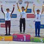 Eliam Antillón, estudiante y ciclista destacado, posa con sus dos medallas de oro obtenidas en los Nacionales CONADE 2024 en Jalisco. La promesa del ciclismo de Nuevo Casas Grandes sigue cosechando éxitos en su carrera deportiva.