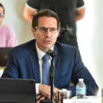Secretario de Hacienda de Chihuahua anunciando la recepción de 727 millones de pesos para la regularización de carros 'chuecos', con Ciudad Juárez como principal beneficiaria.