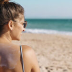 Protege tu piel del sol, mantente hidratado y sigue una rutina de cuidado adecuada durante las vacaciones con estos consejos esenciales para una piel perfecta.