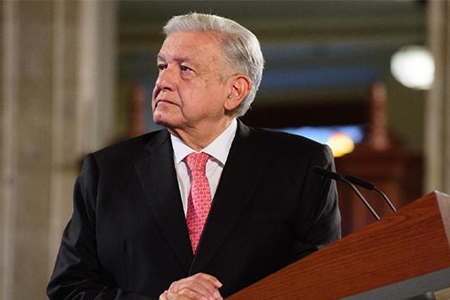 Vista de la conferencia de prensa donde AMLO anuncia que la transición con la presidenta electa Claudia Sheinbaum ha comenzado sin sobresaltos. La foto muestra a ambos líderes trabajando juntos.