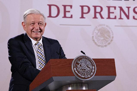 Escena de la conferencia de AMLO donde explica cómo los jueces podrían ser elegidos por distritos mediante votación ciudadana, proponiendo una mayor igualdad de género y renovación en el Poder Judicial.