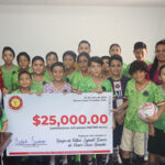 Imagen de Edith Escárcega entregando apoyo económico al equipo infantil Bravos de NCG, quienes participarán en el Torneo Internacional Bravos en Juárez.