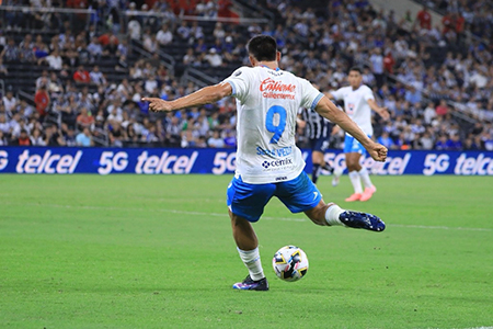 Cruz Azul le propina a Rayados su peor caída en casa con un 0-4 en el Gigante de Acero.