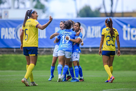Cruz Azul sorprende al América y se lleva la victoria 2-1 en su debut en la Liga Mx Femenil, con goles de Dalia Molina.