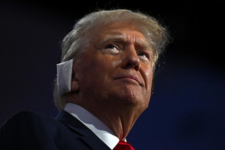 Donald Trump en un evento de campaña dirigiéndose a una audiencia de votantes latinos.