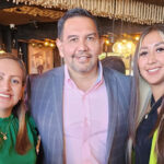 Edith Escárcega junto a Cruz Pérez Cuellar en la reunión de AALMAC en Ciudad Juárez, discutiendo mejoras para la administración municipal.