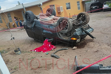 Vehículo Jeep Commander volcado en LeBaron, donde un joven de 25 años perdió la vida en un accidente vial.