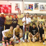 Faraones celebran su victoria como campeones del Torneo Regional de Básquetbol en el Estadio Municipal José Luis Arroyos.