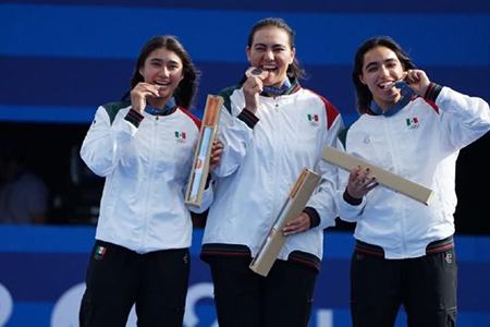 México celebra la medalla de bronce en tiro con arco femenino en los Juegos Olímpicos de París 2024, con la destacada participación de Ruiz, Valencia y Vázquez.