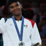 Prisca Awiti con la medalla de plata en judo en los JJOO 2024. La atleta expresó su profundo amor por México tras su victoria.