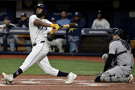 Randy Arozarena conectando un jonrón en el juego de los Rays contra los Yanquis.