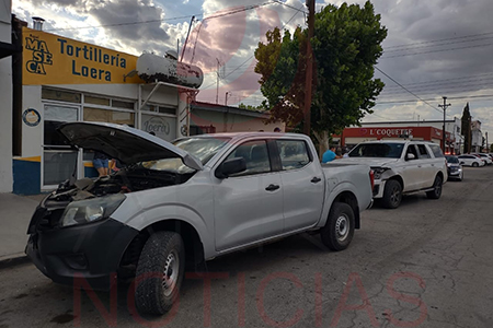 Choque en la zona centro de Nuevo Casas Grandes, en la intersección de las calles Minerva y Álvaro Obregón. Solo se registraron daños materiales.