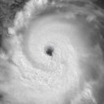 Imagen del súper huracán Beryl, que ha alcanzado la categoría 5 con vientos de 260 km/h y rachas de 315 km/h, localizado a 85 km al este-sureste de Isla Beata, República Dominicana. Se pronostica que toque tierra en Quintana Roo como huracán categoría 1, debilitándose a tormenta tropical.