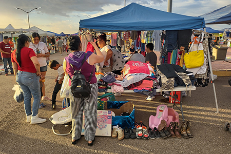 Imagen del Foro Reforma durante la venta nocturna, con comerciantes y ciudadanos disfrutando de una noche agradable. Se extenderá la iniciativa todos los sábados de julio.