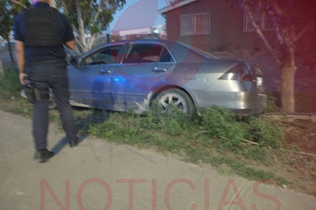 Automóvil Honda gris modelo 2005 abandonado tras chocar con un poste de concreto en el Libramiento Luis R. Blanco.