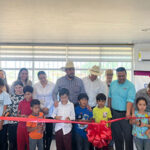 Roberto Lucero, alcalde de Casas Grandes, inaugura comedores escolares en diversas comunidades, acompañado por autoridades locales y estatales.