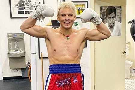 Julio César Chávez Jr. entrenando tras su victoria sobre Uriah Hall, buscando consolidar su regreso al boxeo profesional.