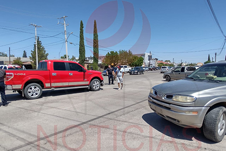 Choque en la Carranza y 20 de Noviembre involucra a una pickup y vagoneta que trasladaba a una menor picada por víbora.