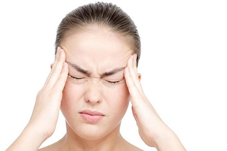 Infusión de jengibre fresca como remedio natural para aliviar los síntomas de la migraña y reducir la inflamación.