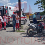 Accidente de tránsito en la intersección de 16 de Septiembre y Naciones Unidas en Nuevo Casas Grandes. Cruz Roja Mexicana brindó atención prehospitalaria a un motociclista lesionado que no requirió traslado al hospital. El incidente destaca la importancia de la precaución en el tráfico.