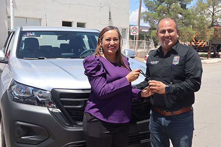 La Presidente Municipal Edith Escárcega entregando nuevos vehículos a departamentos de NCG, adquiridos gracias al pago de impuestos de la ciudadanía.