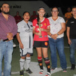 Jugadores del torneo de fútbol rápido en Galeana celebrando la premiación, donde las autoridades municipales reafirmaron su apoyo al deporte y reconocieron a los mejores jugadores.