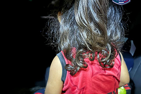 Menor de aproximadamente dos años encontrada cerca del muro fronterizo en Ascensión, con short azul y playera roja.