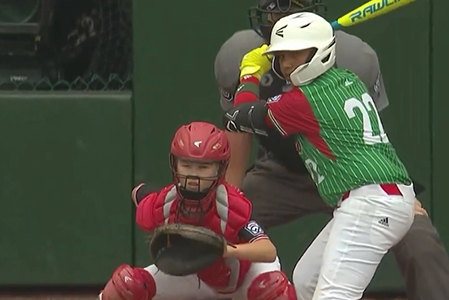 Jugadores de la selección mexicana celebran su victoria sobre Canadá en la Serie Mundial de las Pequeñas Ligas en Williamsport.