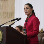 Claudia Sheinbaum defiende a Javier Corral, exgobernador de Chihuahua, ante las acusaciones de peculado por 96 millones de pesos. La presidenta electa lo respalda y afirma que la investigación es una venganza política. Corral seguirá en su equipo como senador de Morena.