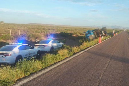 Tráiler volcado sobre su costado derecho en la carretera Janos-Agua Prieta, en el kilómetro 8+500. Guardia Nacional abanderó el tráfico tras el accidente que provocó un cierre parcial de la vía y no se reportaron heridos ni daños adicionales más allá de los materiales en el tracto-camión.